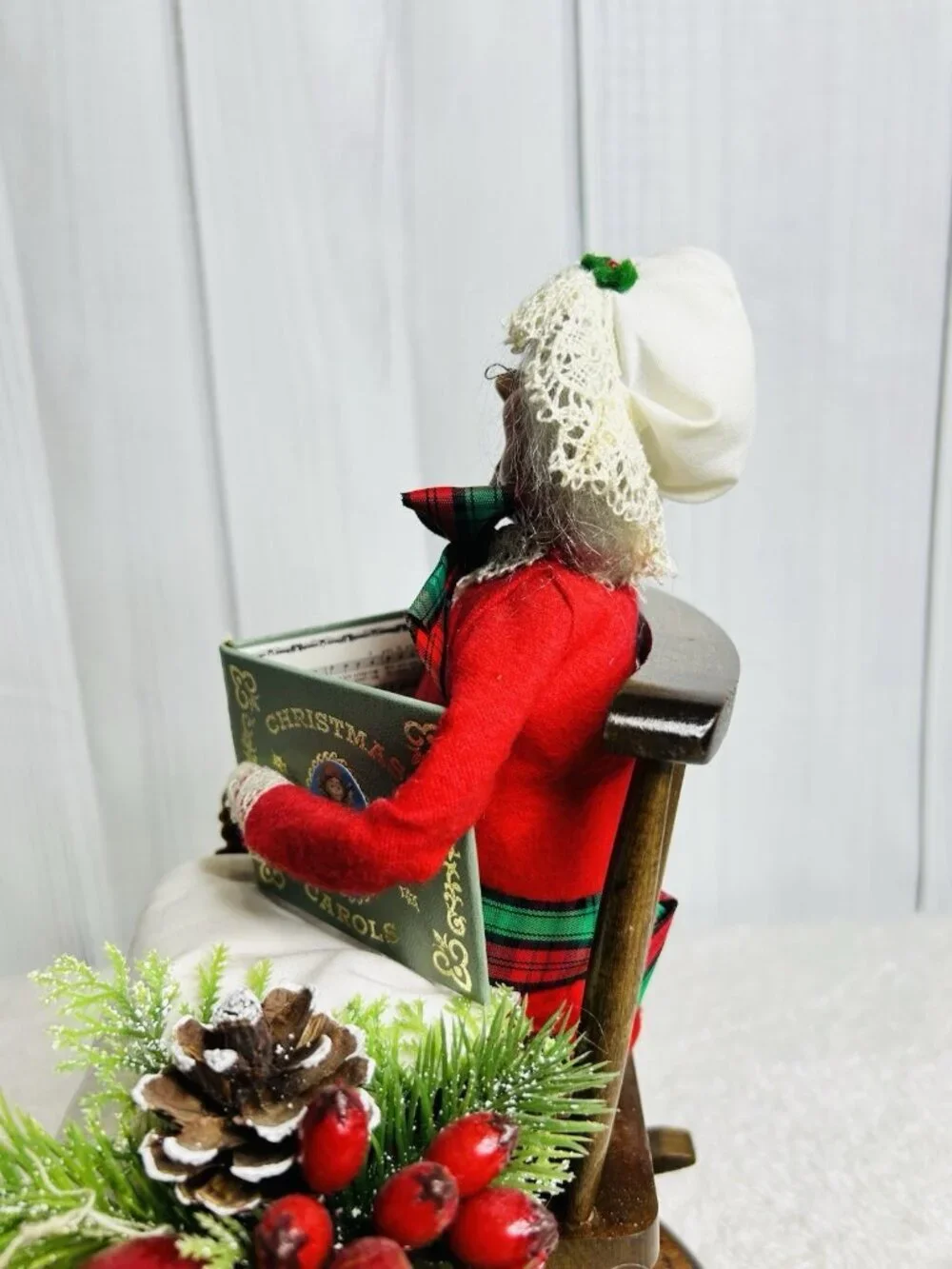 Byers Choice The Carolers Mrs. Claus Rocking Chair Wooden Base 1986 Vintage